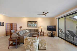 Condo, 2 Bedrooms | Living area