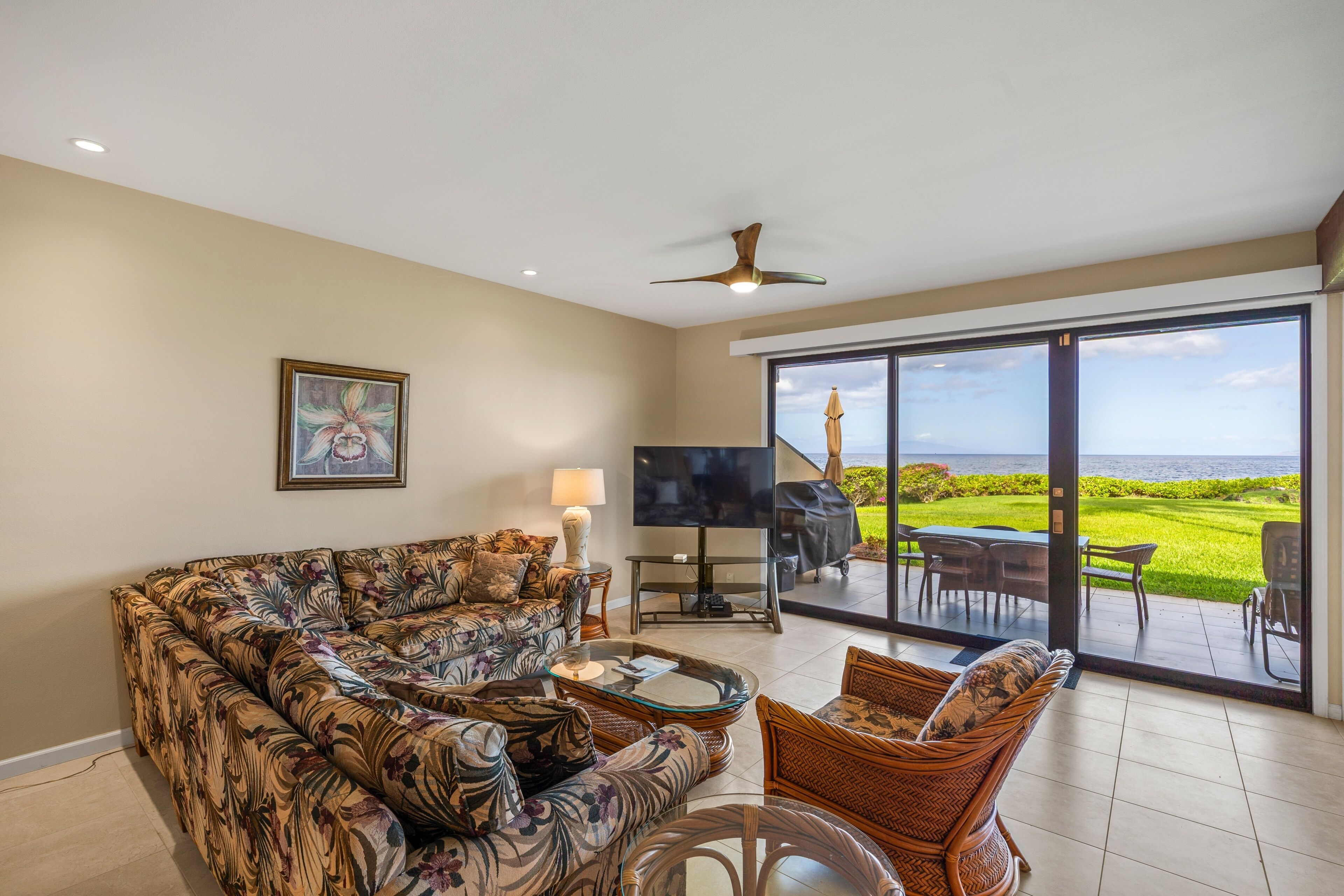 Condo, 2 habitaciones | Área de sala de estar | Smart TV 