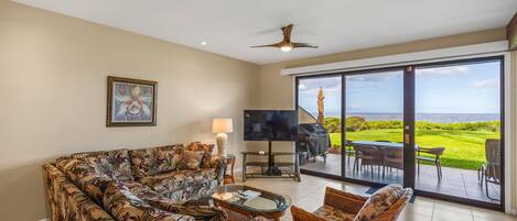 Condo, 2 habitaciones | Área de sala de estar | Smart TV