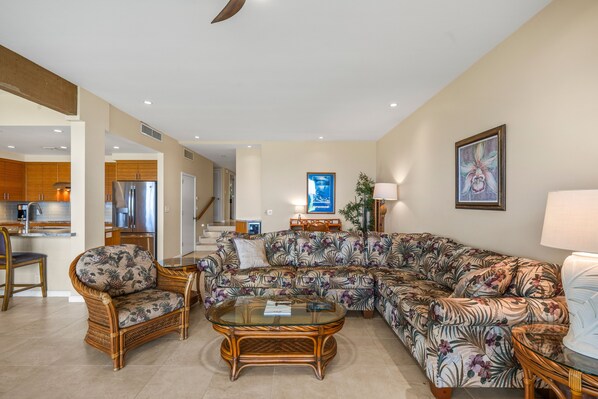 Condo, 2 Bedrooms | Living area