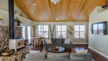 House, 3 Bedrooms | Living area | Smart TV