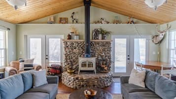 House, 3 Bedrooms | Living area | Smart TV