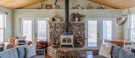 House, 3 Bedrooms | Living area | Smart TV