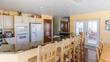 House, 3 Bedrooms | Private kitchen | Fridge, oven, coffee/tea maker, toaster