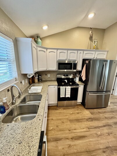 COMFORT & CHARM AWAIT IN THIS MALLORY VILLAGE HOME JUST MINS TO SUMTER LANDING!