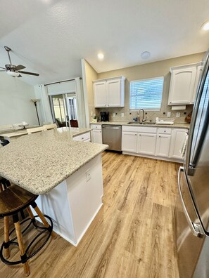 Micro-ondes, four, plaque de cuisson, lave-vaisselle