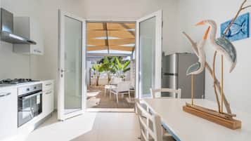 Kühlschrank, Ofen, Herdplatte, Wasserkocher mit Kaffee-/Teezubehör