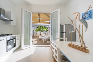 Jääkaappi, uuni, liesi, kahvin-/teenkeitin