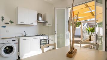 Fridge, oven, stovetop, coffee/tea maker