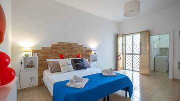 1 habitación, tabla de planchar con plancha y ropa de cama