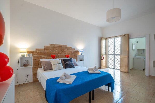 1 habitación, tabla de planchar con plancha y ropa de cama 