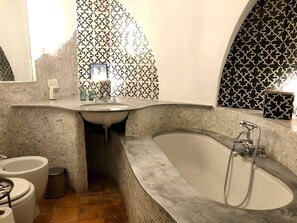 Shower, hair dryer, bidet, towels - Villa Dehon (Roma)