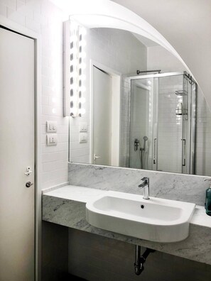 Shower, hair dryer, bidet, towels