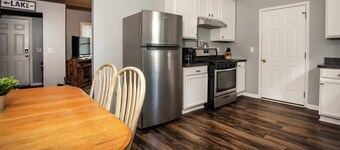 Three Blocks From Paradise Cozy Home for 8 Near Lake Geneva