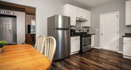 Three Blocks From Paradise Cozy Home for 8 Near Lake Geneva