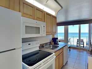 Kjøleskap, mikrobølgeovn, ovn og kokeplater