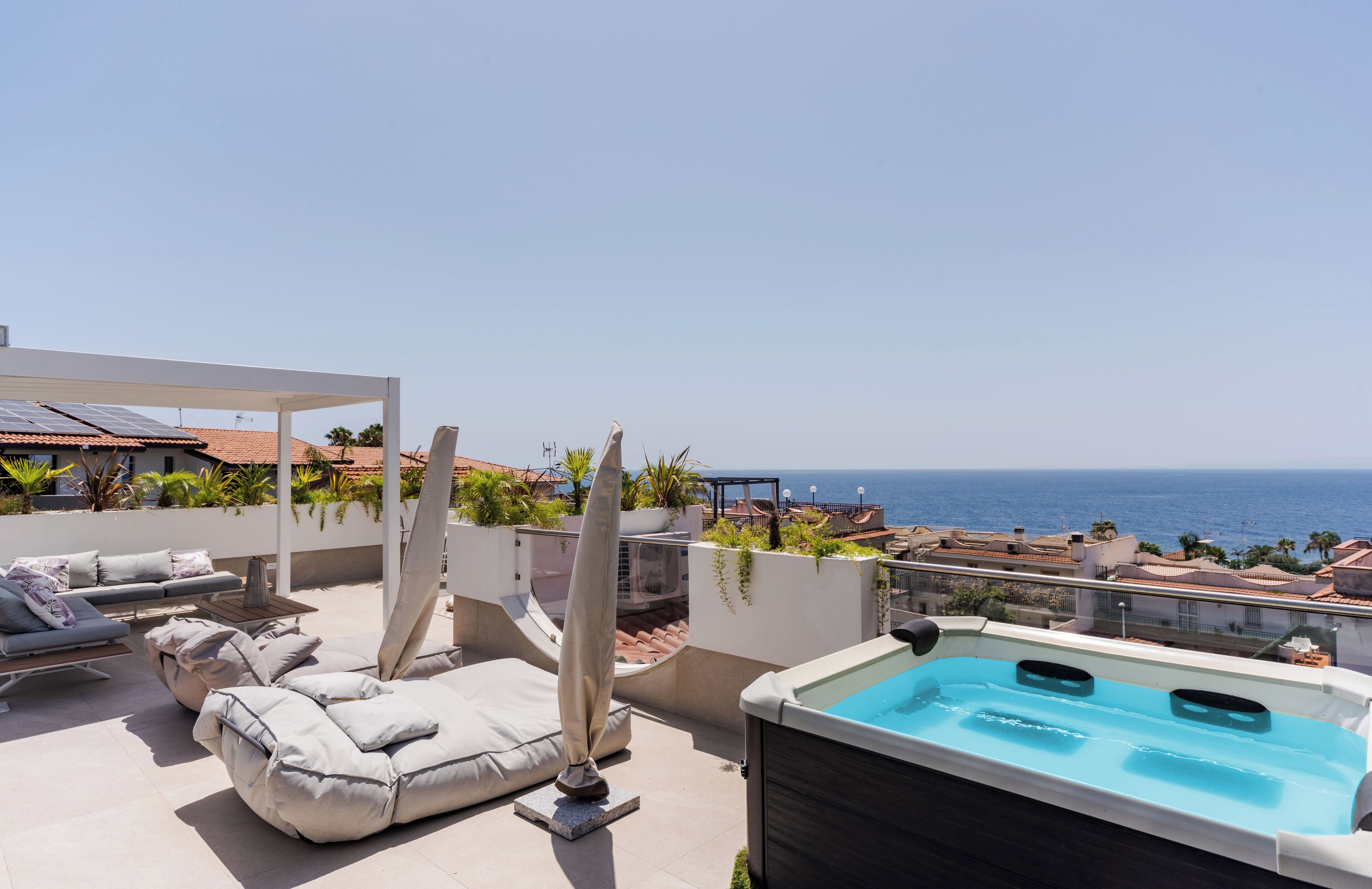 Leilighet – superior, 1 queensize-seng med sovesofa, sjøutsikt | Terrasse/patio