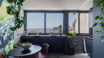 Apartamento superior, 1 cama de matrimonio con sofá cama, vistas al mar | Vistas al agua