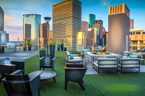 BBQ/picnic Area - Downtown High Rise w Skyline Views Rooftop Pool (Houston)