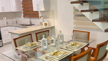 Apartment, 3 Bedrooms, Balcony, Pool View | Dining room