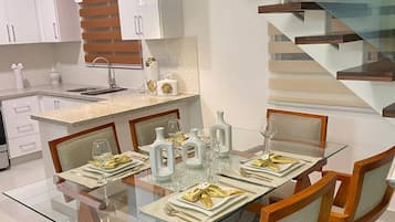 Appartement, 3 chambres, balcon, vue piscine | Salle Ă manger