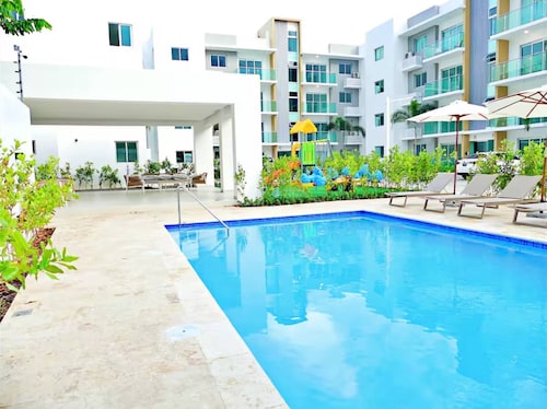 Modern Rooftop Penthouse Private Jacuzzi for 12