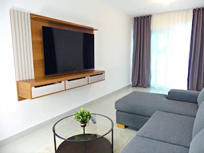Apartment, 3 Bedrooms, Balcony, Pool View | Living room