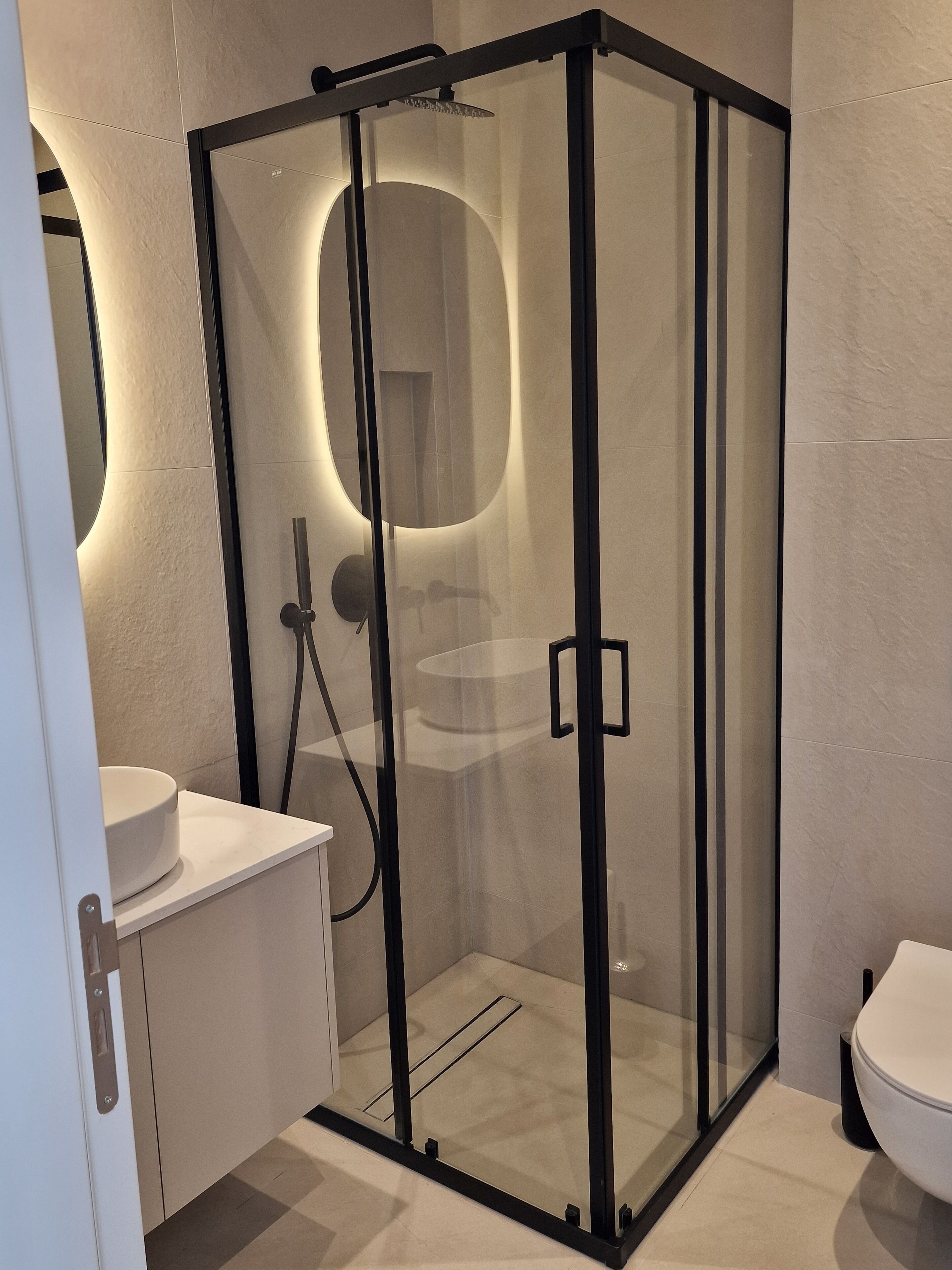 Toalhas de banho, papel higiênico