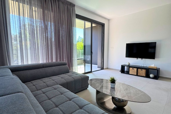 Apartment, 2 Schlafzimmer | Wohnbereich | Fernseher