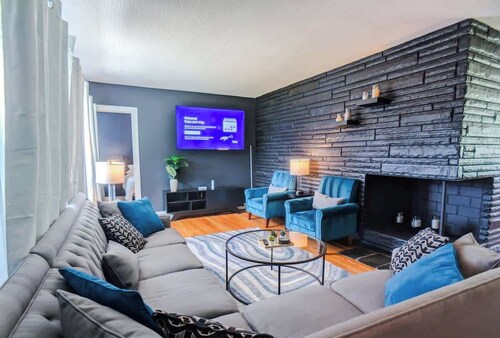 Spacious • King • Games • Fire Pit • 5 Min to Zoo!