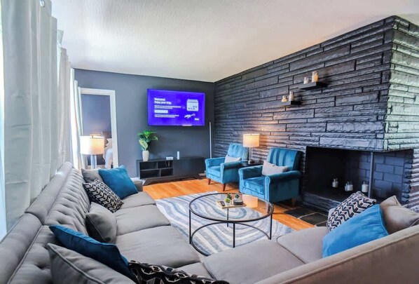 TV - Spacious • King • Games • Fire Pit • 5 Min to Zoo! (Powell)