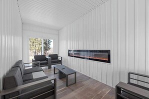 Interior - Spacious • King • Games • Fire Pit • 5 Min to Zoo! (Powell)