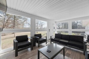 Interior - Spacious • King • Games • Fire Pit • 5 Min to Zoo! (Powell)