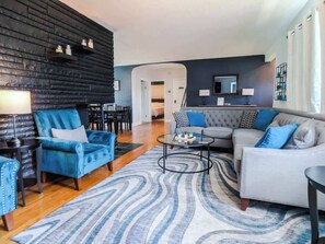 TV - Spacious • King • Games • Fire Pit • 5 Min to Zoo! (Powell)