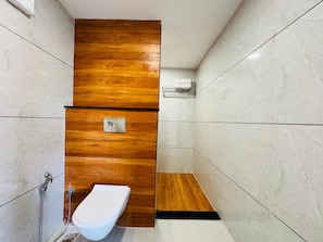 Regadera, toallas, jabón, papel de baño