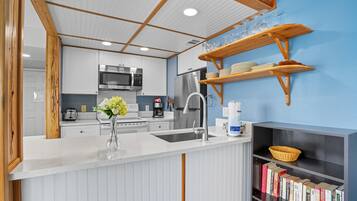Refrigerador, microondas, horno y parrilla de estufa