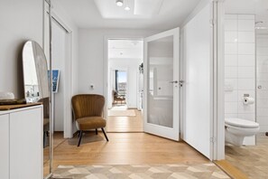 Haartrockner, Handtücher, Seife, Toilettenpapier