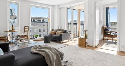 Harbour Promenade Strolls from our Super-central 2B Downtown Home