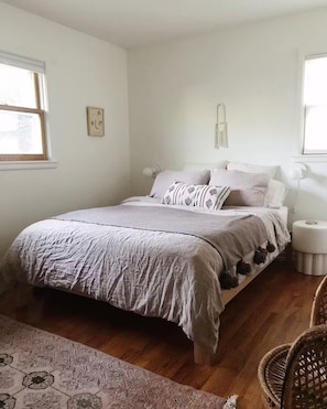 2 bedrooms, iron/ironing board, WiFi, bed sheets