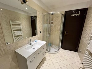 Douche, sèche-cheveux, bidet, serviettes fournies