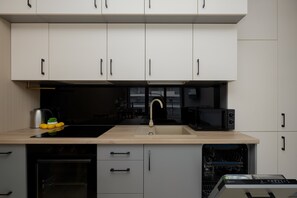 Jääkaappi, mikroaaltouuni, uuni, liesi