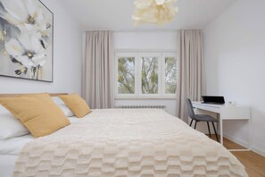 1 Schlafzimmer, Schreibtisch, Bügeleisen/Bügelbrett, Reisekinderbett
