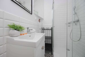 Dusche, Haartrockner, Handtücher, Shampoo