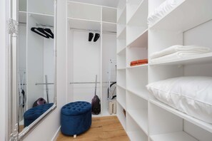 1 dormitorio, escritorio, tabla de planchar con plancha y cuna de viaje