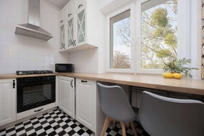 Een koelkast, een magnetron, een oven, een kookplaat