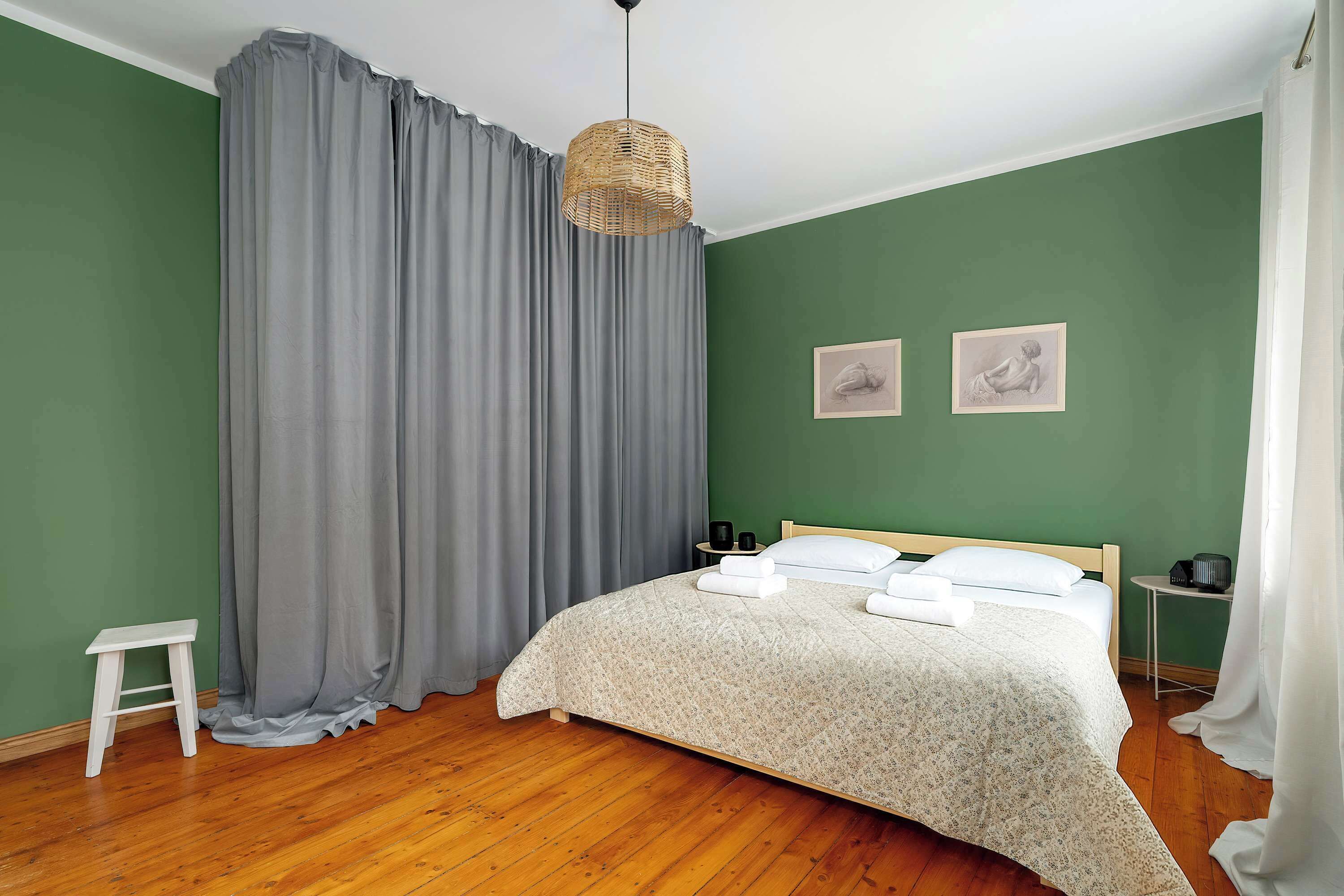 3 bedrooms, desk, iron/ironing board, travel crib