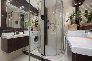 Ducha, secador de pelo, toallas, shampoo