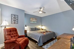 Een strijkplank/strijkijzer, gratis wifi, beddengoed