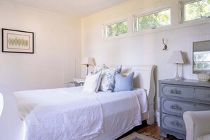 6 bedrooms, desk, iron/ironing board, WiFi