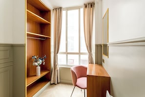 Appartement, vue cour intérieure | Literie hypoallergénique, surmatelas, coffres-forts dans les chambres